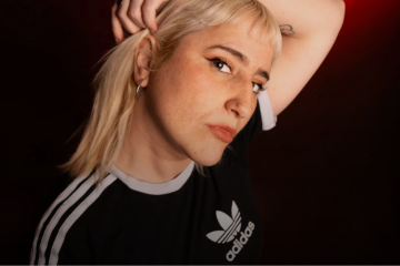 GUINEU, con su estilo indie pop en catalán y actitud riot girl, mezcla melodías dulces y cautivadoras con una esencia oscura, íntima y melancólica. A eso lo llama #cuquitrash.