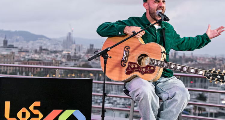 Nil Moliner durante su concierto en la Music Week de LOS40, en una imagen cedida Carles Rodriguez.