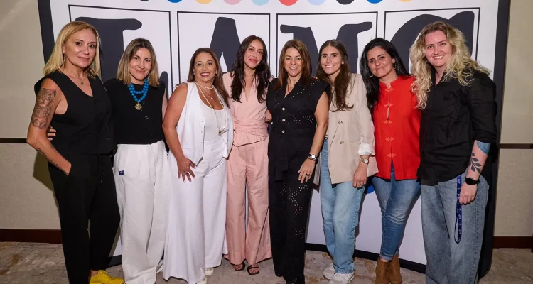 Izquierda a derecha: Gabriela Urquiza (GlamRock Agency), Celia Saez (The Orchard), Isabel Paz (The Latin Recording Academy), Griselda Flores (Billboard), Fabi Kulick (Live Nation), Kemelly Figueroa-Mouriz (Loud And Live), Rocío Guerrero (Amazon Music) y Yasmin Muller (Spotify) durante el Panel de Wonder Women of Latin Music en LAMC 2024 el 10 de julio de 2024. Karlo Ramos.