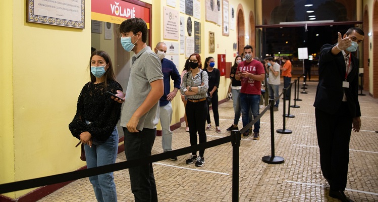 El público haciendo cola en un concierto en Portugal, con mascarillas