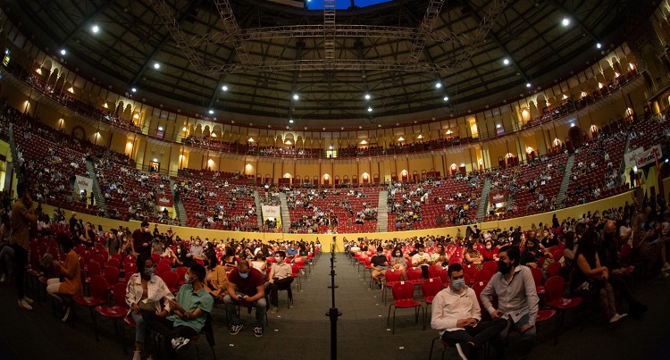 Público sentado con distancia de seguridad en un concierto en Portugal