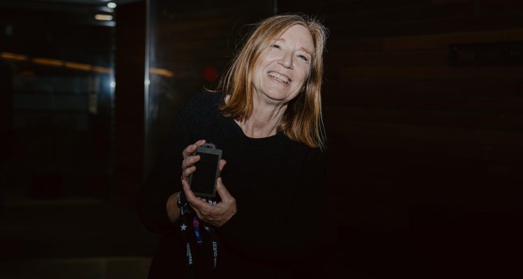 Beth Gibbons con el reconocimiento "Can’t Do Without You Award" en Primavera Sound Barcelona.